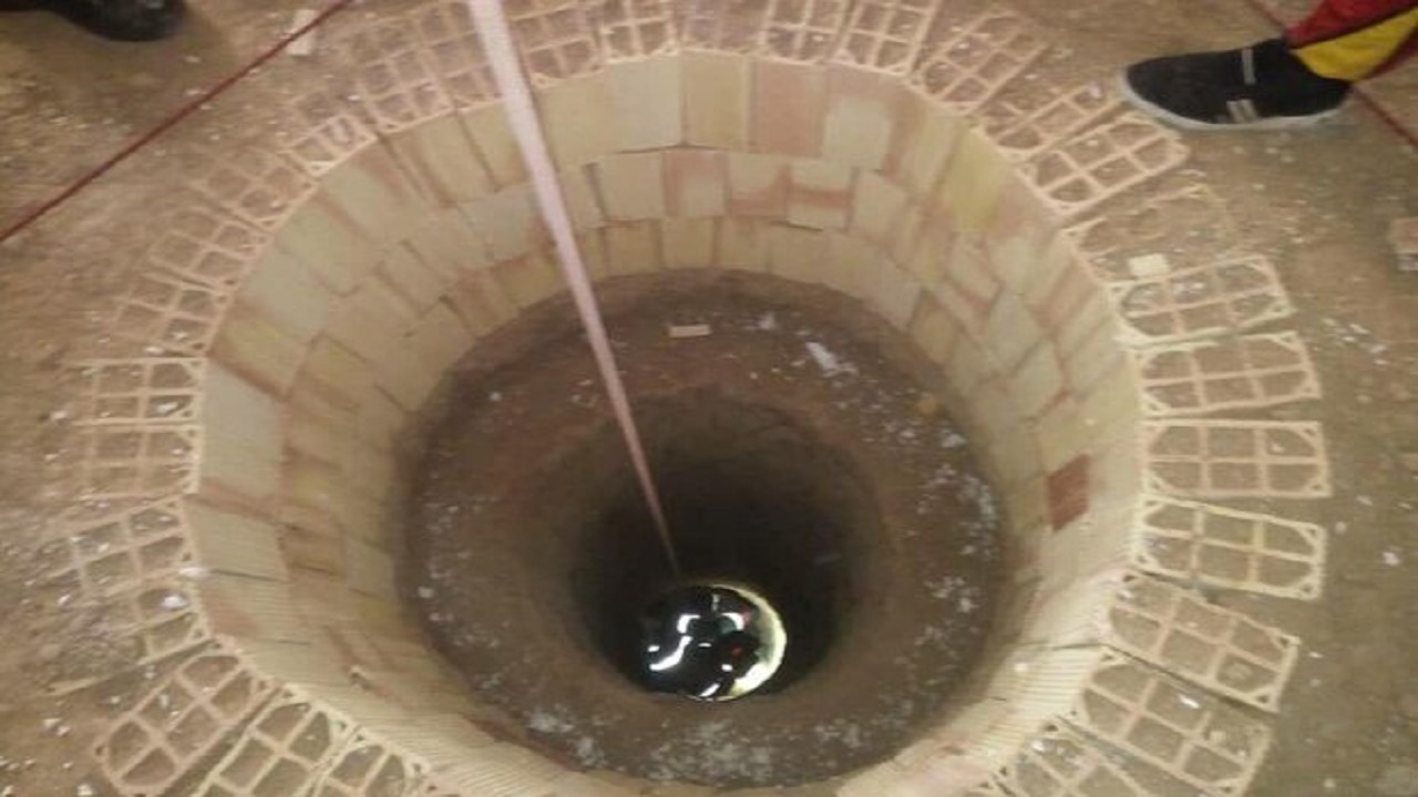 نجات کارگر جوان که به داخل چاه سقوط کرد