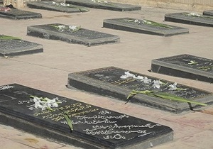 غبارروبی گلزارشهدای خرم آباد توسط کارکنان سازمان جهادکشاورزی لرستان