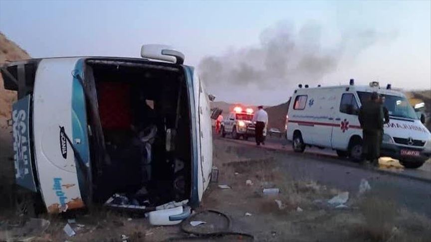 واژگونی مینی بوس در آزادراه قزوین-کرج/ ۲۰ نفر مصدوم شدند