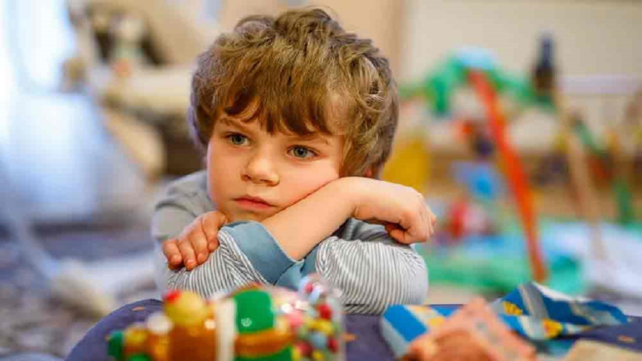 چرا بیشتر بچه‌ها نمی‌توانند تنها بازی کنند؟