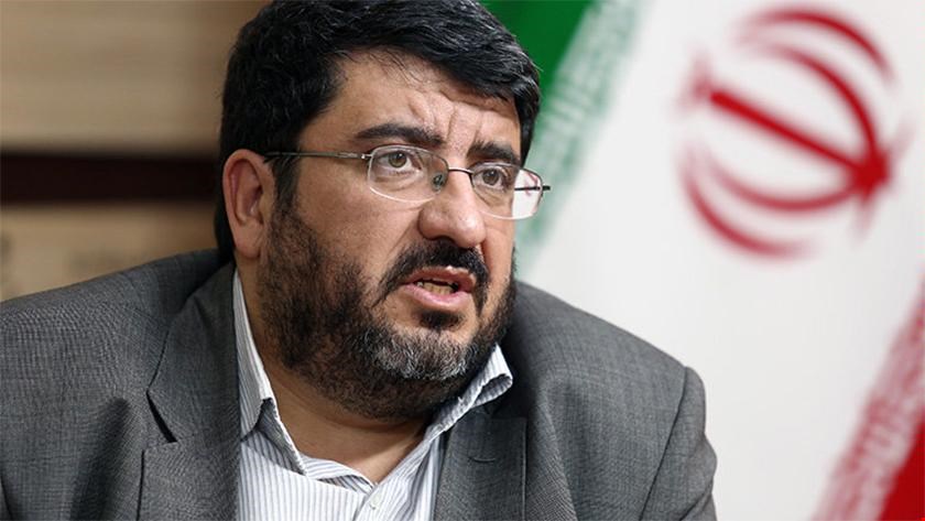 سیاهپوست معترض آمریکایی مقابل صف پلیس به نماز ایستاد