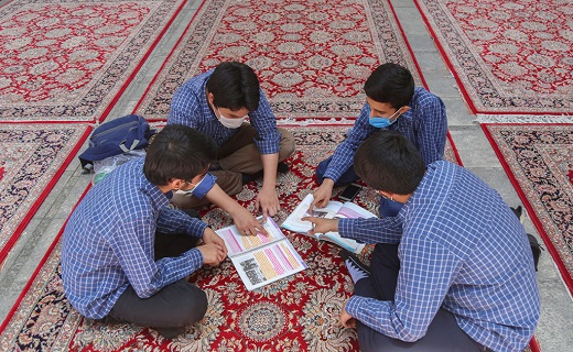 علم آموزی در آستان کریمه اهل بیت (س)به قلم دوربین