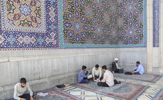 علم آموزی در آستان کریمه اهل بیت (س)به قلم دوربین