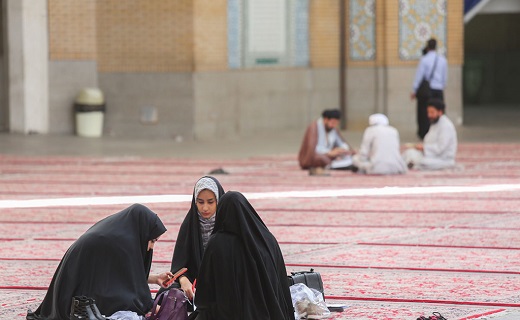 علم آموزی در آستان کریمه اهل بیت (س)به قلم دوربین