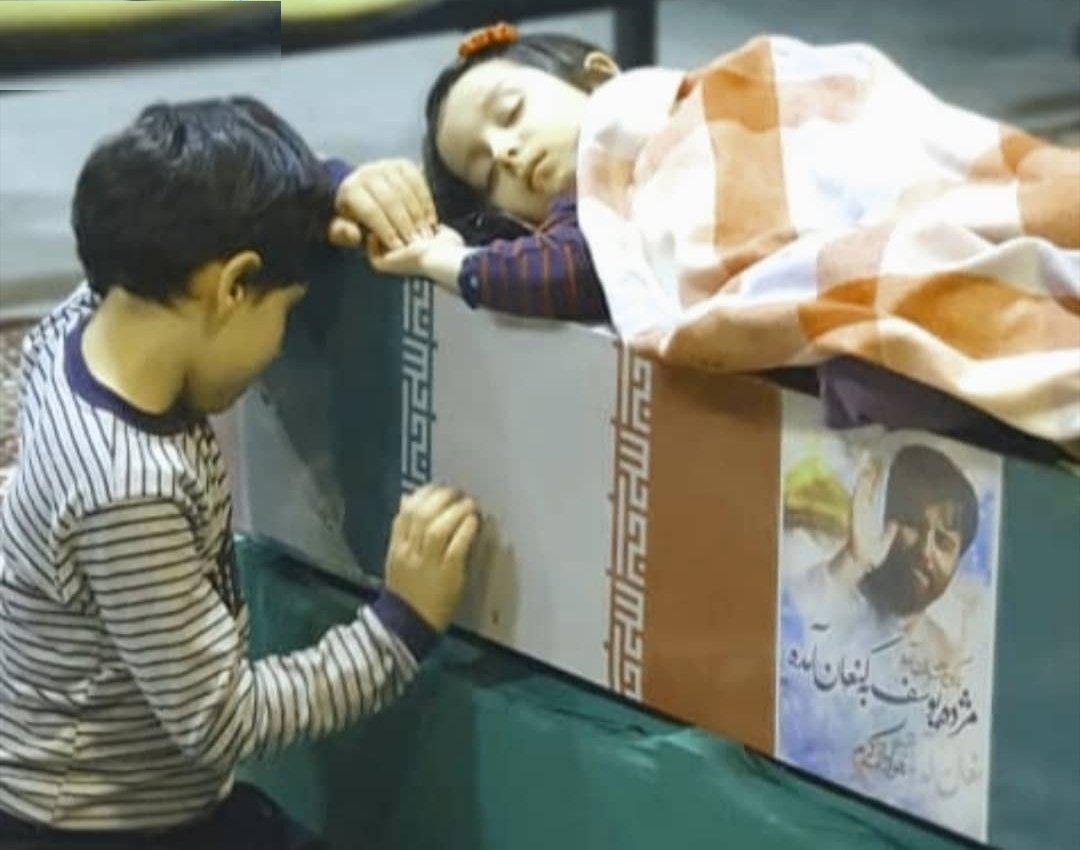 عکس فرزندان شهید جواد الله&zwnj;کرم در کنار پیکر تازه تفحص پدرشان