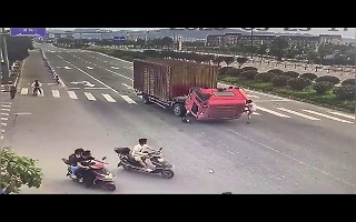 اتفاق عجیبی که برای کامیون در حال حرکت رخ داد