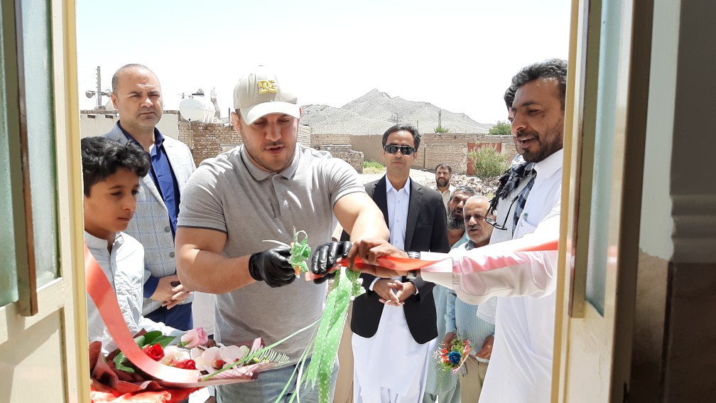 افتتاح مدرسه در روستای محروم زاهدان توسط قهرمانان کشتی+ تصاویر