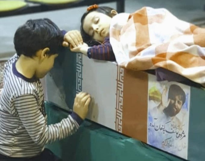 وداع جانسوز فرزندان شهید جواد الله‌کرم با پیکر پدر + فیلم