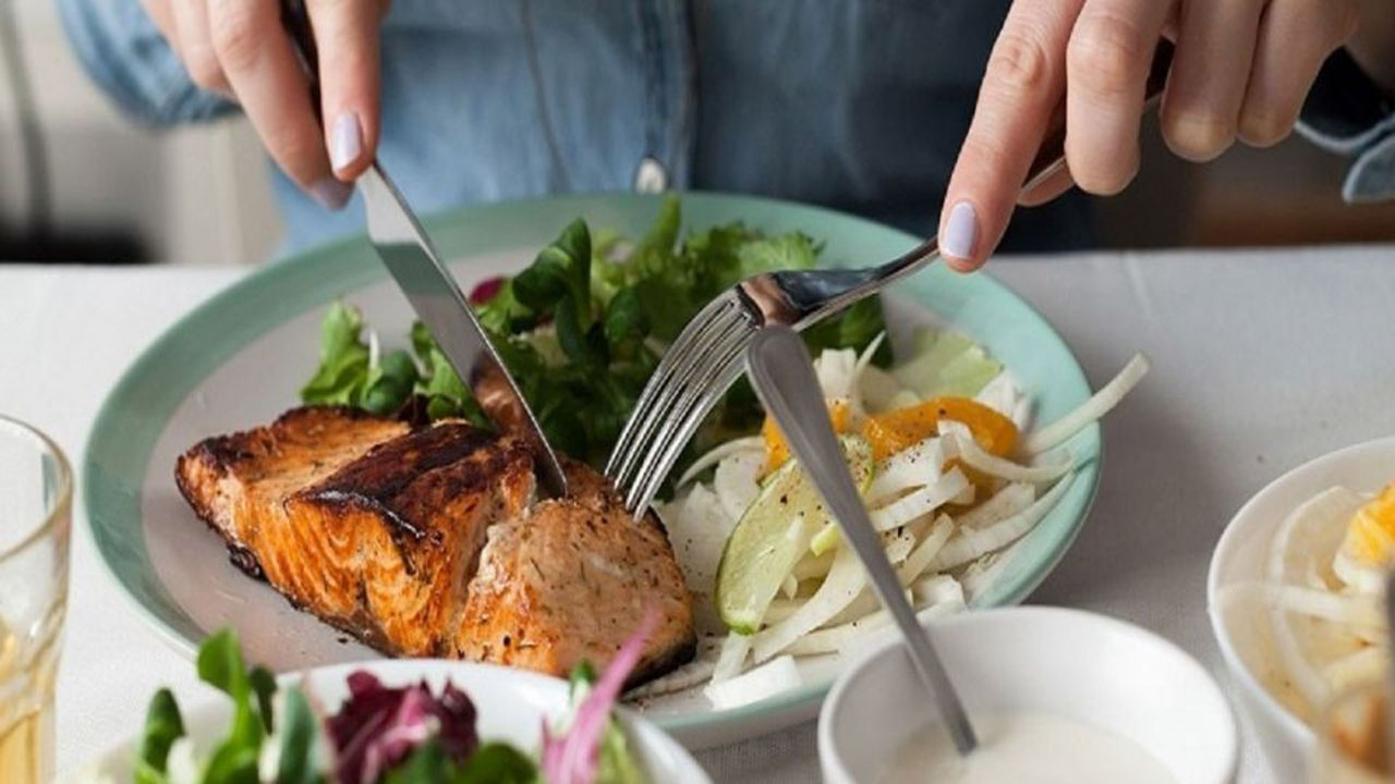 کرونا معمولا از طریق غذا منتقل نمی‌شود