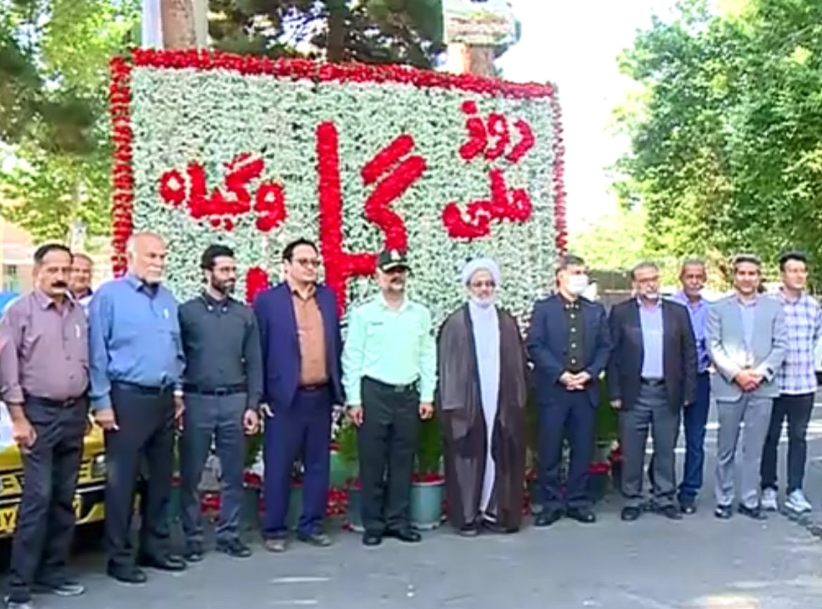 نصب تابلو فرش گل ۲۰ هزار شاخه‌ای در  پایتخت گل ایران