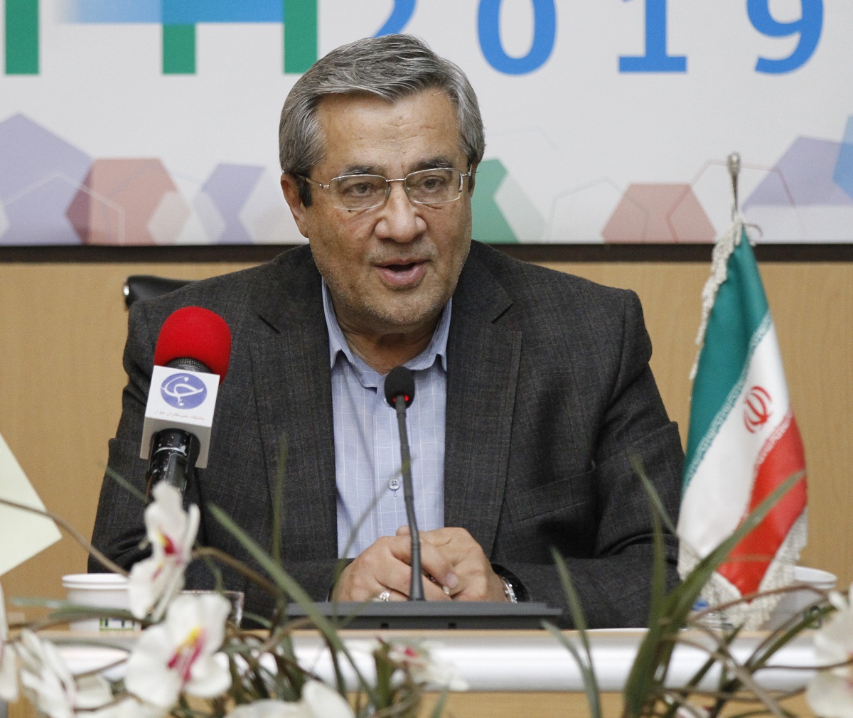 وضعیت ذخیره ماده اولیه دارو مطلوب نیست/ شرکت‌های داروسازی برای مردم کیسه ندوخته اند