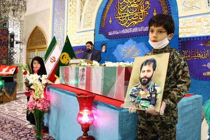 تصاویری از تشییع پیکر شهید الله کرم به همراه فرزندانش در حرم رضوی