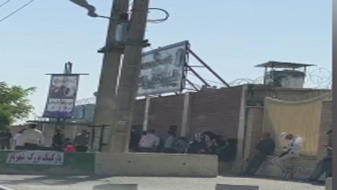 معطلی طولانی مدت کارآموزها مقابل راهنمایی و رانندگی غرب تهران + فیلم