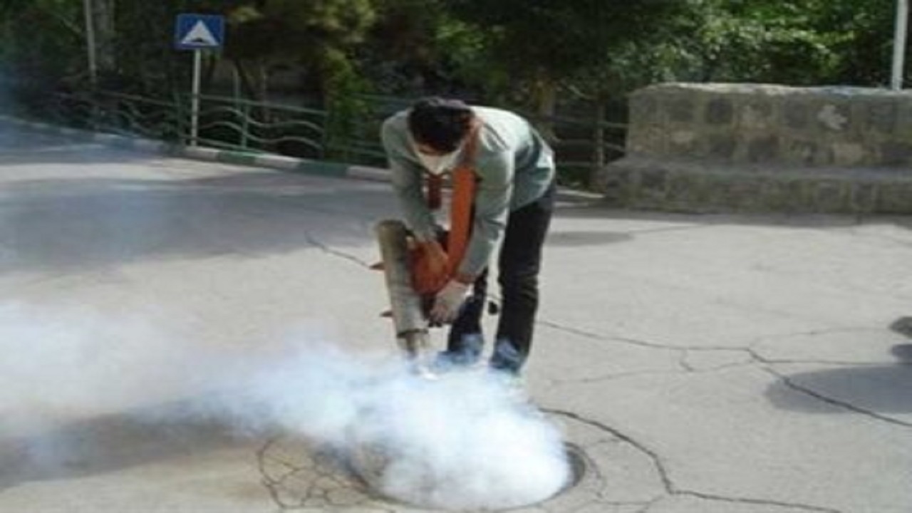 سم پاشی منهول‌های شبکه فاضلاب مشهد برای مبارزه با سوسک