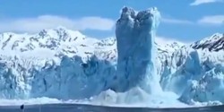 گرفتار شدن ۸ نفر در آبگرفتگی برخی معابر لندن + فیلم