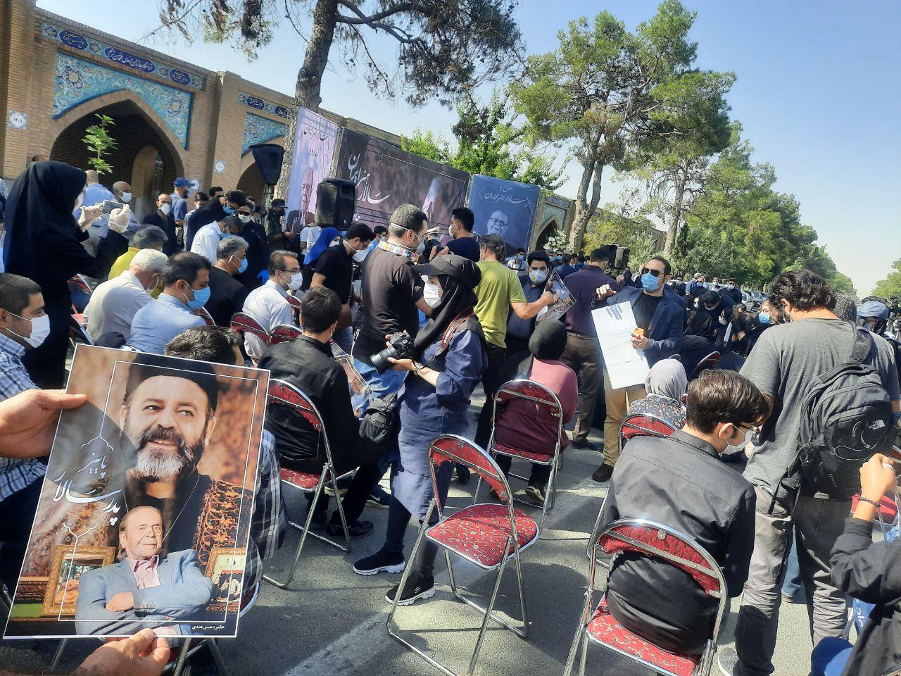 مراسم تشییع محمدعلی کشاورز برگزار شد/ وداع هنرمندان با سالار سینمای ایران