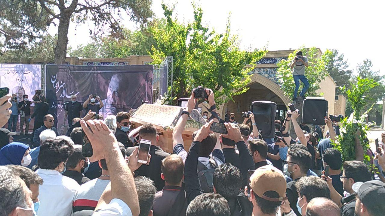 آغاز مراسم تشییع محمد علی کشاورز