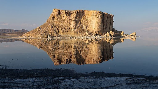 سطح آب دریاچه ارومیه روند کاهشی دارد