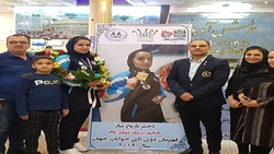 نیکنام قهرمان موی تای نیکنام قهرمان موی تای