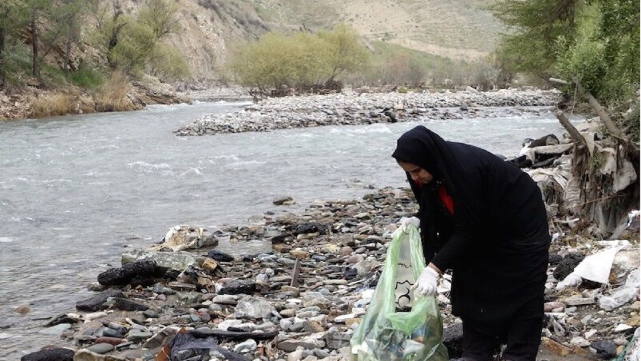 پاکسازی رودخانه دامن ایرانشهر توسط دوستداران محیط زیست