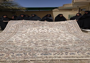 برش سیصد و هجدهمین فرش اهدایی به عتبات عالیات در طبس