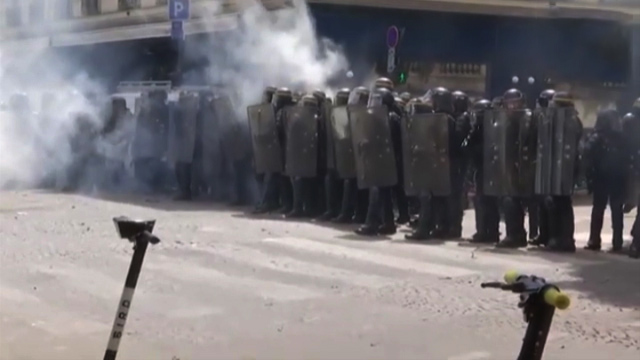 جنگ پلیس فرانسه با کارکنان معترض بیمارستان‌ها + فیلم