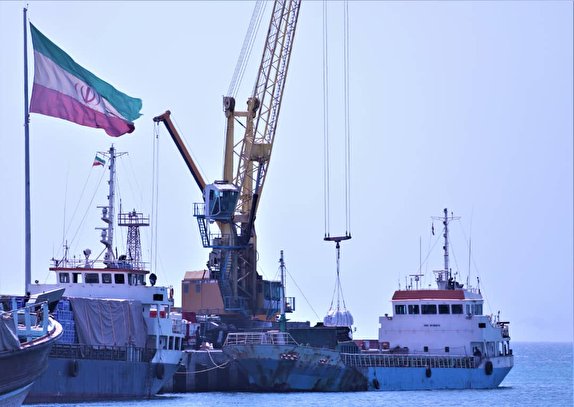 اولین محموله سیمان صادراتی جامبوبگ از بندر شهید کلانتری چابهار/ حمل مستقیم محموله صادراتی از کامیون به شناور/ تامین بار برگشتی شناور&zwnj;های فلزی با صادرات از بندر شهید کلانتری