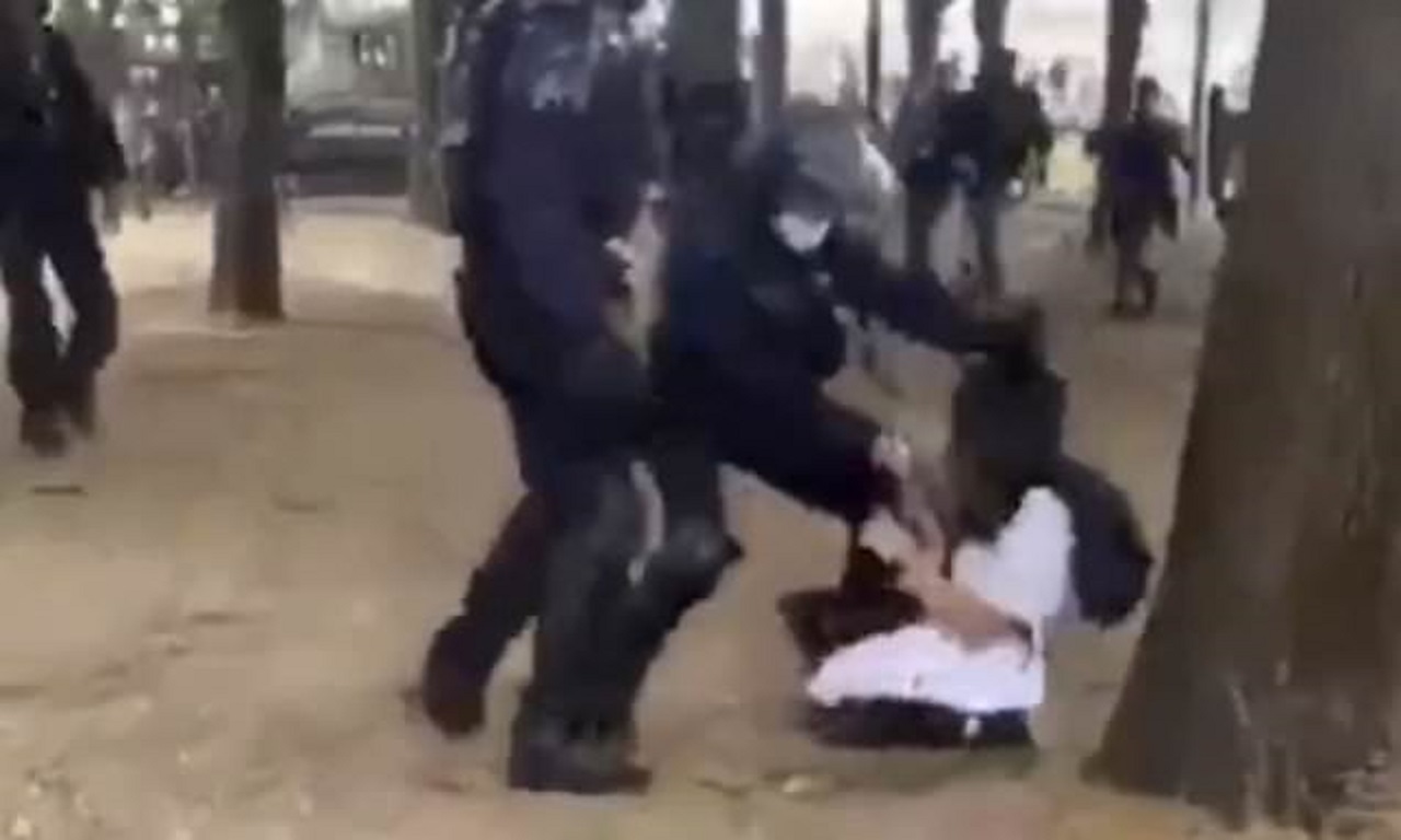 رفتار وحشیانه پلیس فرانسه با یک پرستار زن!