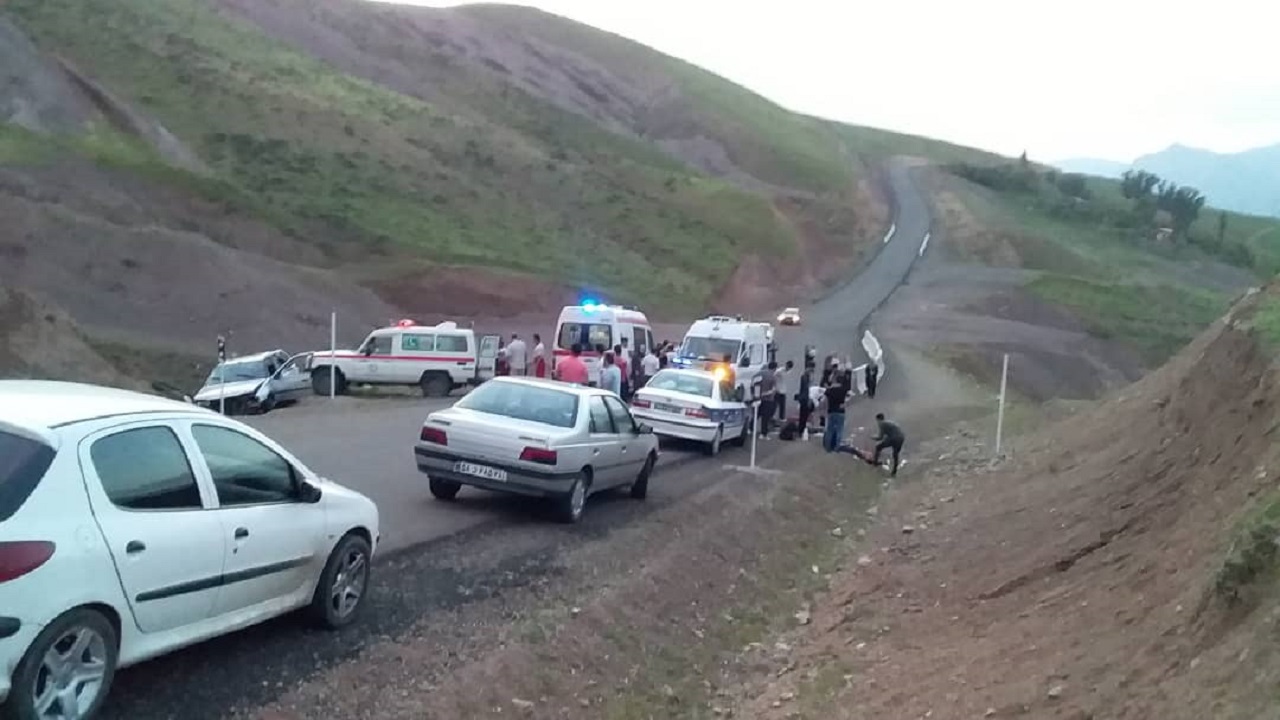 مصدومیت چهار نفر درپی واژگونی خودروی ۴۰۵