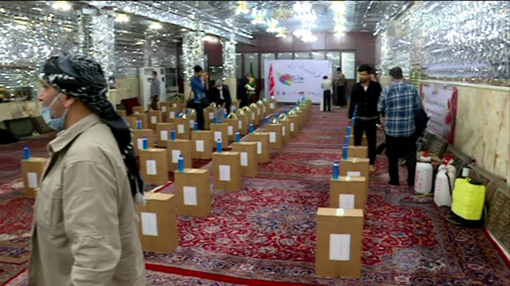 توزیع بسته غذایی توسط جانبازان و با حضور مشاور مقام معظم رهبری