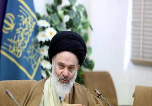 دشمنان برای ضربه زدن و آسیب به جایگاه قم به دنبال فرصت هستند