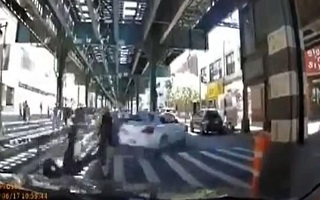 صحنه‌ نفسگیر عبور خودرو از میان عابران پیاده