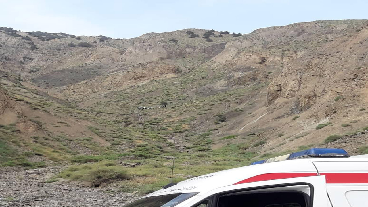 سقوط خودروی پیکان به دره حادثه آفرید