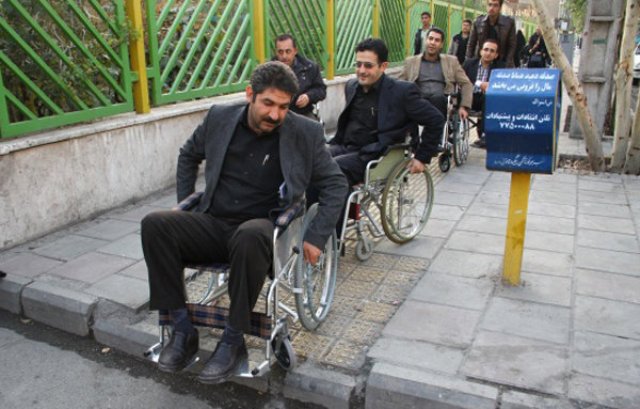 نامناسب سازی معابر شهری ادامه دارد/ معلولان قربانی بی سوادی مدیران!