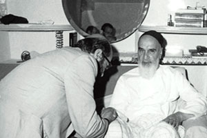 سخنان امام خمینی(ره) درباره مردی که در این دنیا شرف را بیمه کرد + صوت