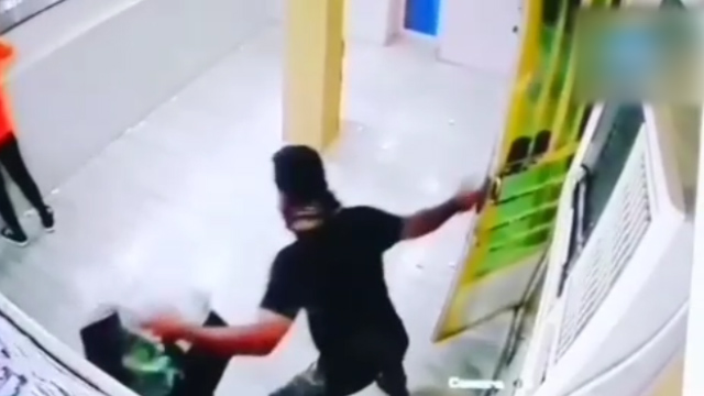 سرقت‌ صندوق‌صدقات در داروخانه + فیلم