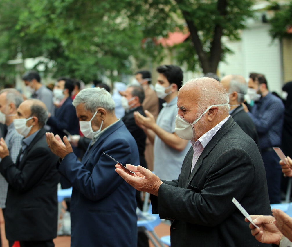 یک ماه روزه داری و عبادت به درگاه پروردگار به سرآمد