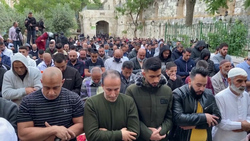 بیرون رانده شدن چند اماراتی‌ از مسجد الاقصی توسط یک مرد فلسطینی‌ + فیلم