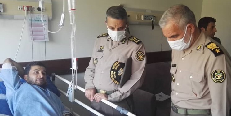 عیادت فرمانده کل ارتش از جانبازان حادثه شناور کنارک
