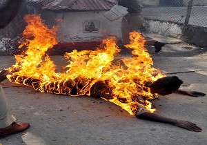 معلم مسجدسلیمانی با خودسوزی به زندگی خود پایان داد