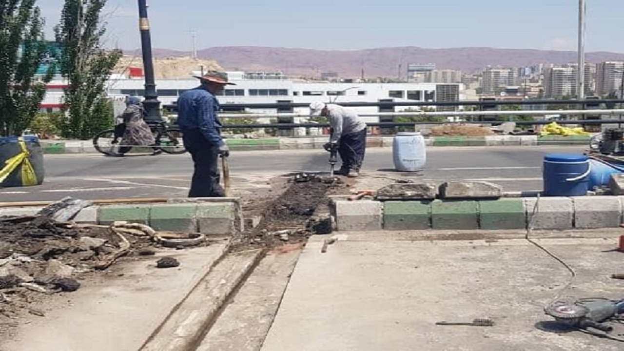 اصلاح درز‌های انبساط روگذر‌های سطح شهر توسط سازمان عمران شهرداری تبریز