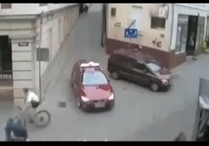لحظه برخورد دوچرخه سوار با تیر چراغ برق