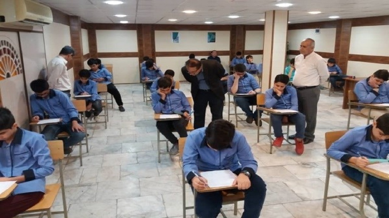 بررسی عملکرد آزمون‌ساز برای ارزشیابی دانش آموزان