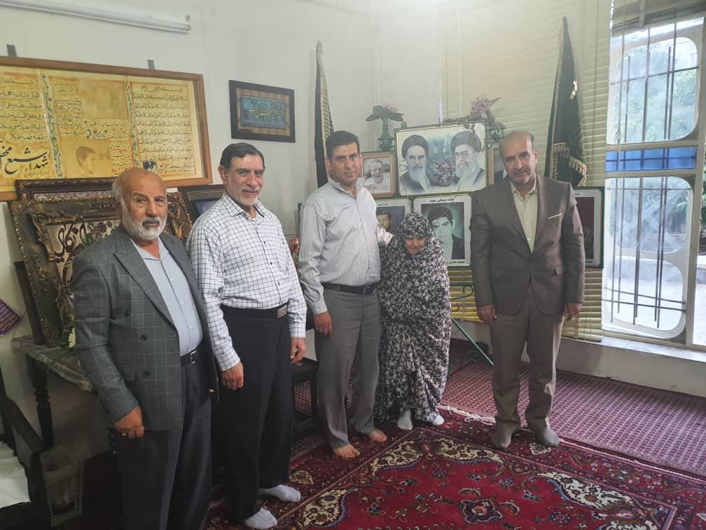 نشستن بر مسند خدمت مرهون ایثار شهداست