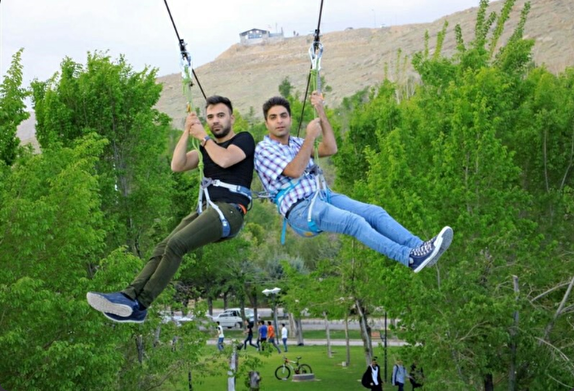 احداث زیپ لاین و پل معلق در پارک جنگلی آبیدر سنندج