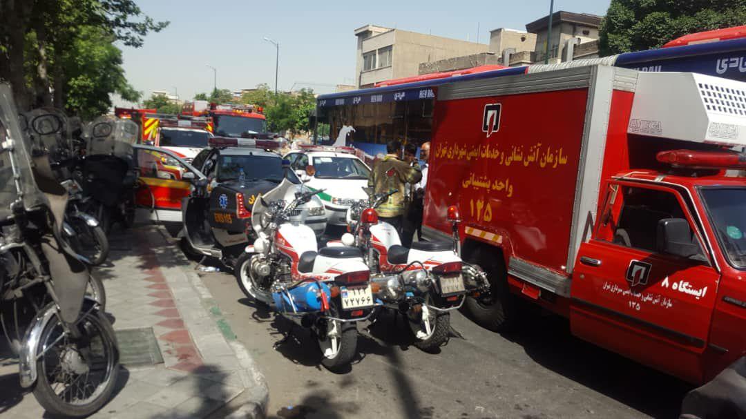 آتش سوزی انبار پارچه در خیابان مولوی