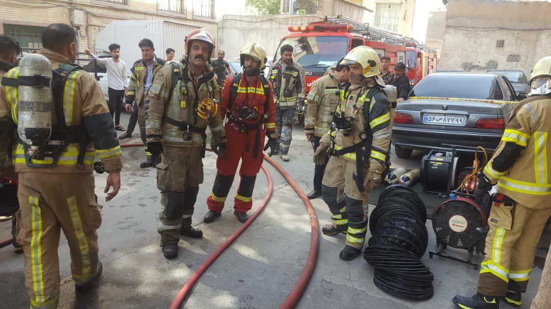 آتش سوزی انبار پارچه در خیابان مولوی آتش سوزی انبار پارچه در خیابان مولوی