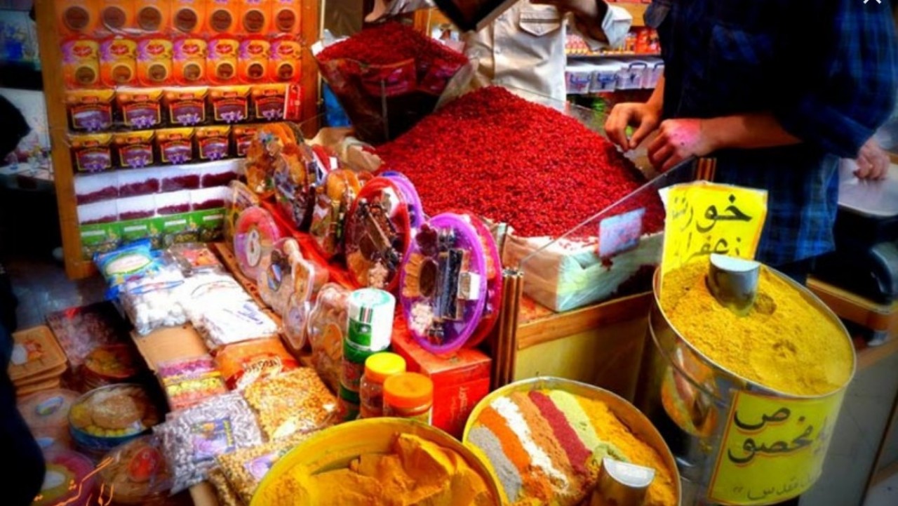 کشف پنج تن مواد غذایی تاریخ گذشته در مغازه‌های اطراف حرم رضوی