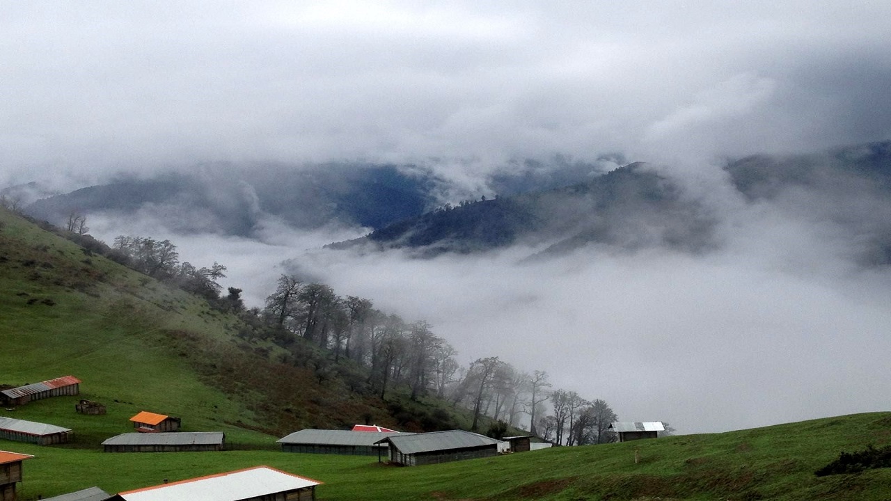 از خودنمایی ابرها در دل روستای زیبا و سرسبز لشکنار تا سریعترین سرقت گوشی موبایل در تهران&zwnj; پارس! + فیلم و تصاویر