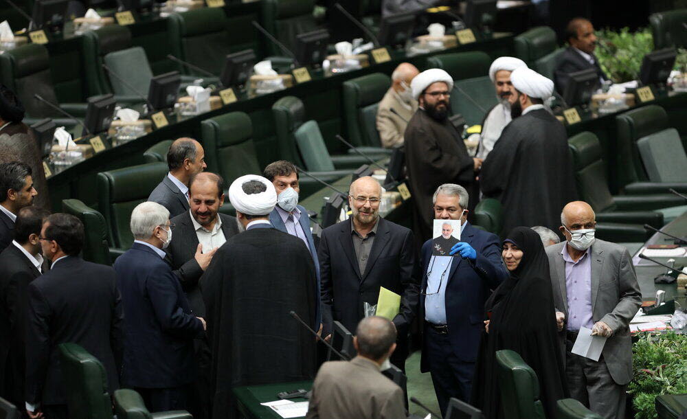 تصویر خندان سردار سلیمانی در دستان نمایندگان مجلس یازدهم